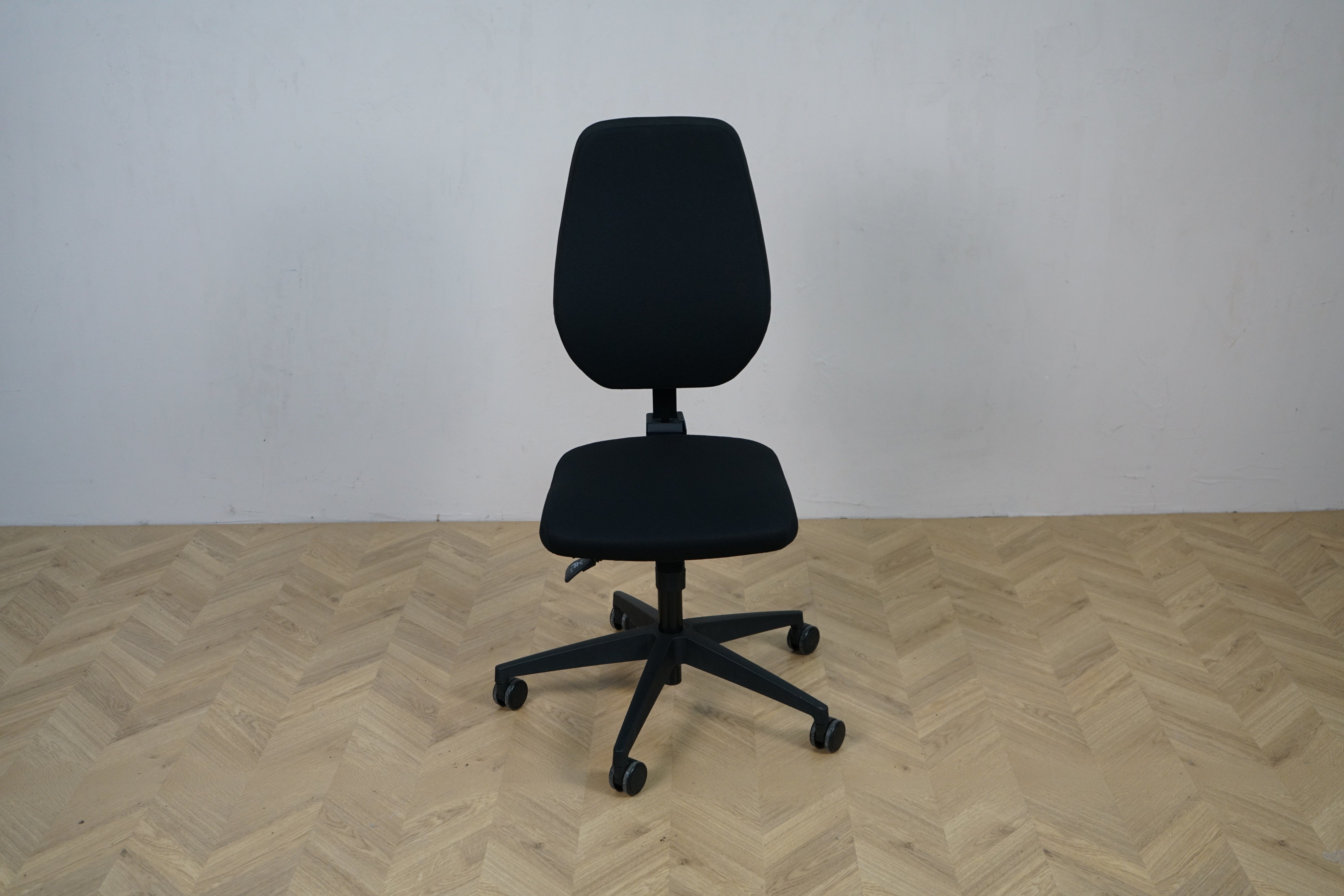 Daarbak Paris kontorstol i sort med høj ryg og asynkron mekanisme set forfra.